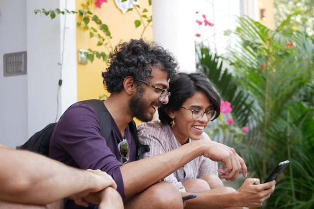 A-couple-using-text-to-speech-on-their-smartphone