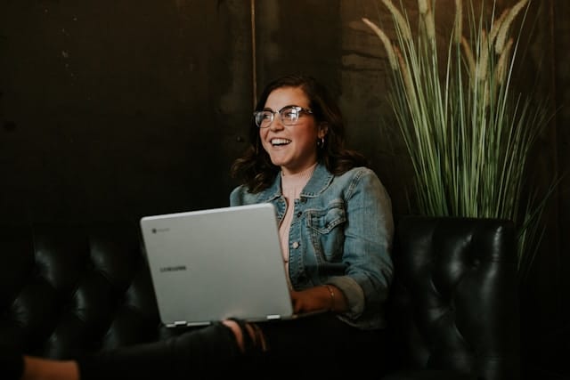 Woman-using-her-laptops-text-to-speech-feature